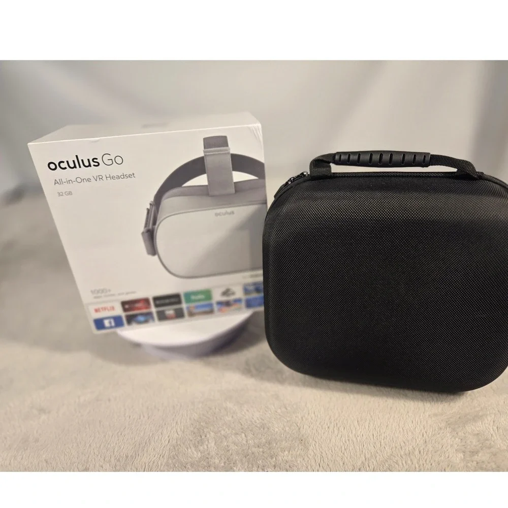 Oculus Go 32GB All-in-One VR Headset White with Casematix‎ Hard Travel Case